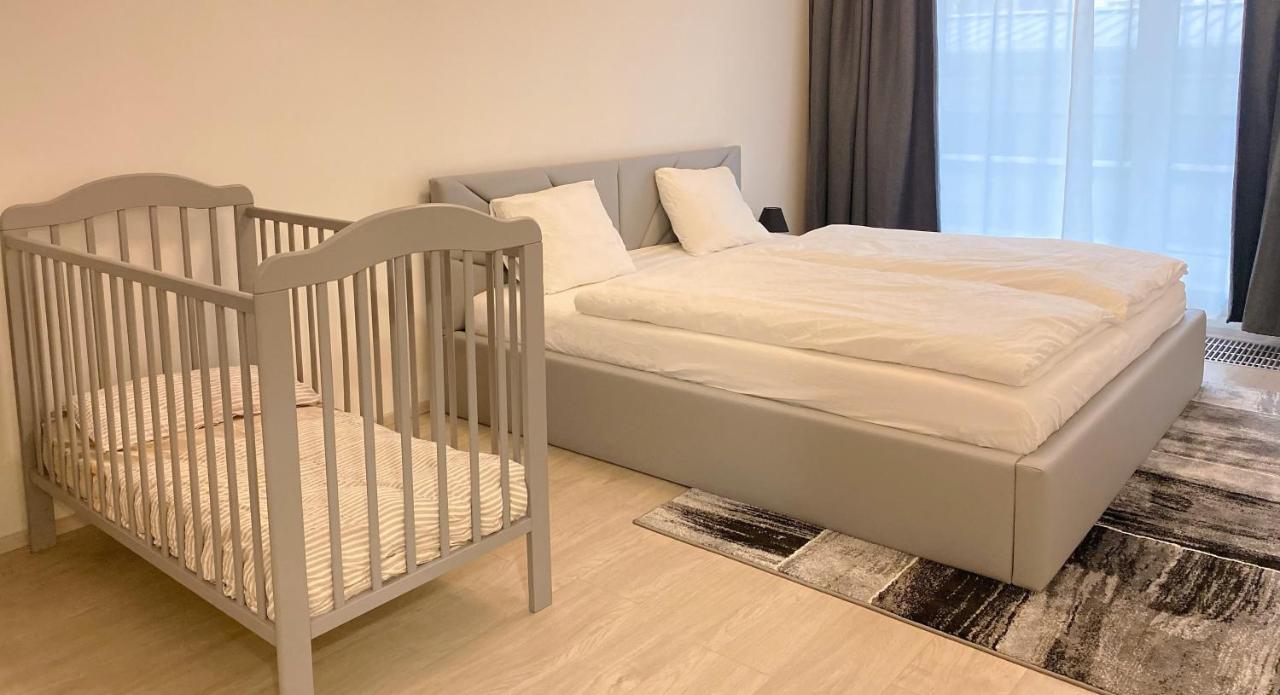 Tran Chien Apartment With Free Private Parking Praga Exterior foto